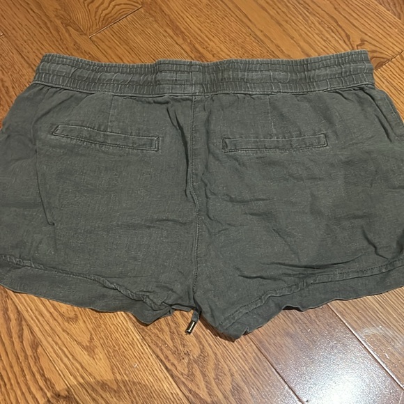 Khaki colour shorts with gold accent zipper, dynamite - Picture 2 of 2